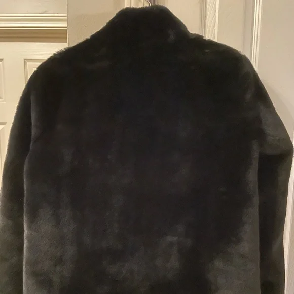 Faux fur short jacket. Size Medium - Picture 4 of 4